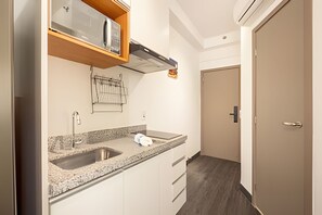 Fridge, microwave, coffee/tea maker, cookware/dishes/utensils