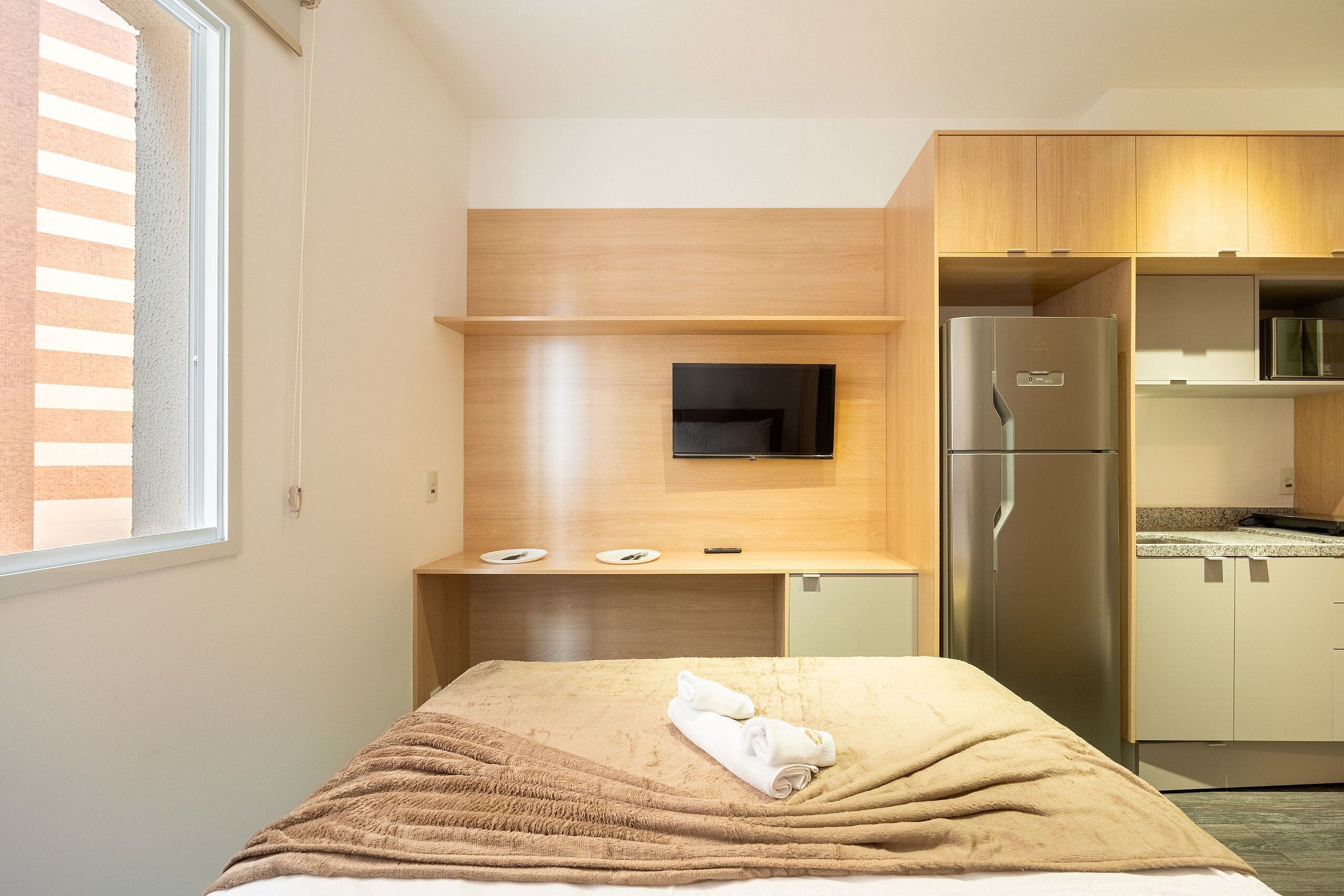 Tabla de planchar con plancha y ropa de cama 