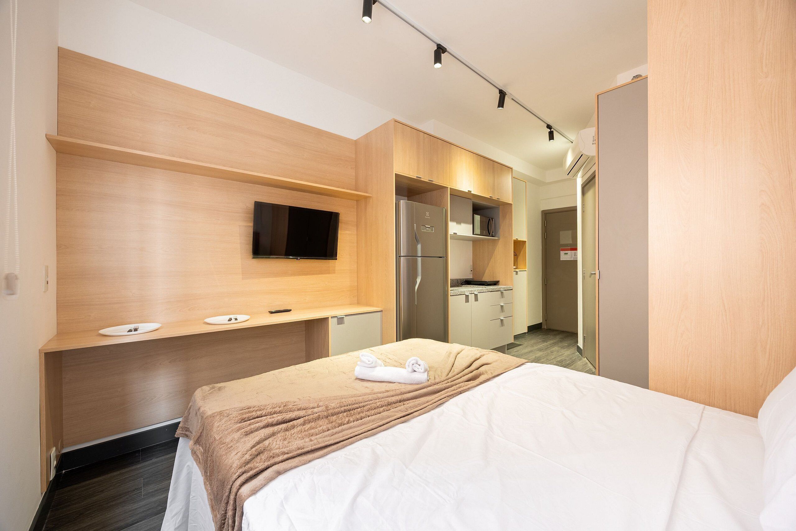 Iron/ironing board, bed sheets