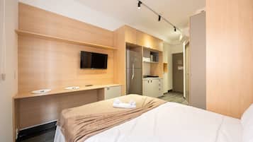 Iron/ironing board, bed sheets