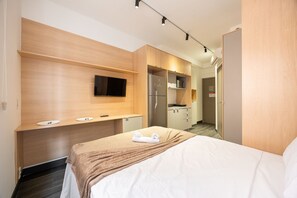 Iron/ironing board, bed sheets