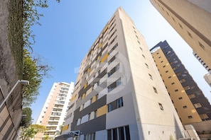 A high-rise building with multiple floors, large windows, and a modern architectural design. - Beautiful studio in São Caetano Barcelona Ap212 (São Caetano do Sul)