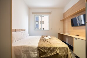 Iron/ironing board, bed sheets
