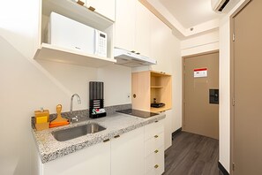 Kühlschrank, Mikrowelle, Wasserkocher mit Kaffee-/Teezubehör