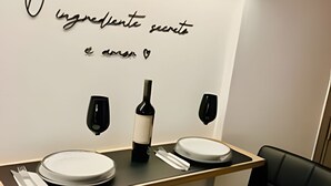 Et moderne badeværelse med to håndvaske, en vinflaske og et spejl.