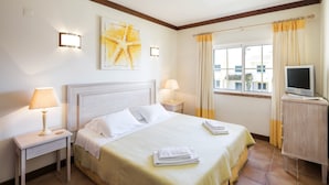 2 Schlafzimmer, Bügeleisen/Bügelbrett