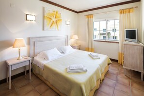 Casa | 2 dormitorios y tabla de planchar con plancha