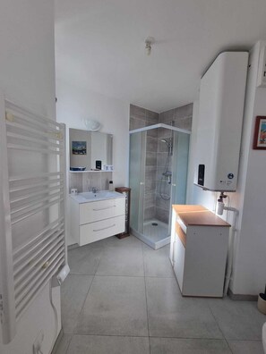 Suihku, pyyhkeet, vessapaperi