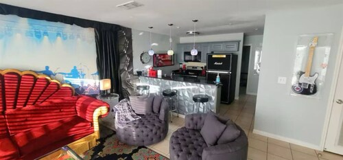 Rock-n-roll themed condo on the Guadalupe River located downtown New Braunfels