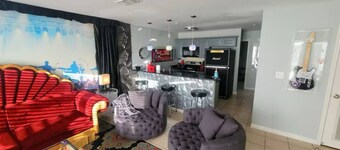 Rock-n-roll themed condo on the Guadalupe River located downtown New Braunfels