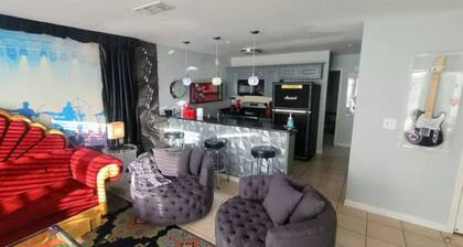 Rock-n-roll themed condo on the Guadalupe River located downtown New Braunfels