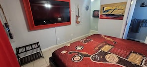 2 bedrooms, iron/ironing board, travel cot, free WiFi