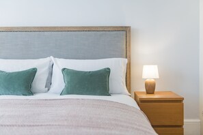 4 bedrooms, desk, iron/ironing board, WiFi