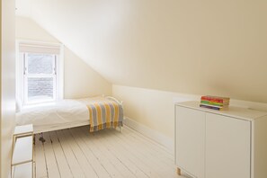 4 bedrooms, desk, iron/ironing board, WiFi