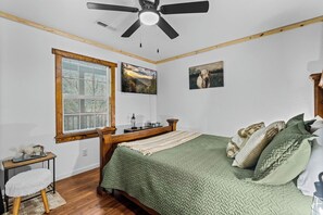 3 bedrooms, iron/ironing board, free WiFi, bed sheets - Easy Access*Cozy*Dog Friendly (up to 100lbs each) (SEVIERVILLE)