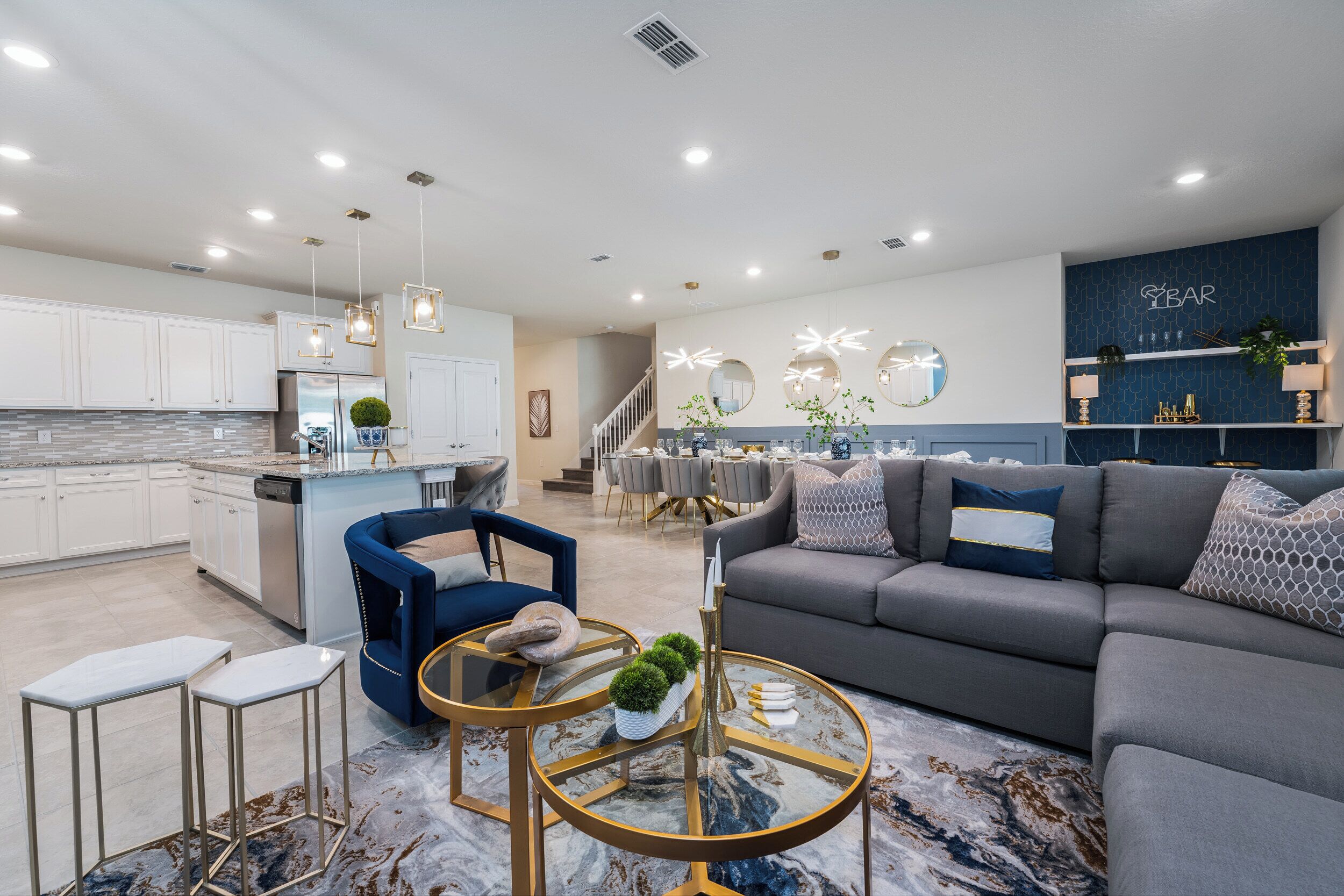 Nhà, sân hiên | Phòng khách | TV 