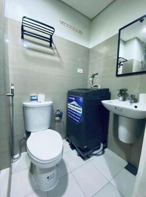 ヘアドライヤー、タオル、石鹸、トイレットペーパー