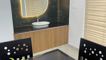 Regadera, jabón, papel de baño