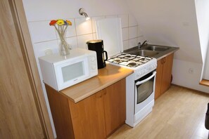 Fridge, microwave, stovetop, coffee/tea maker