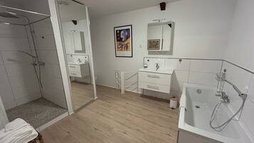 Haartrockner, Handtücher, Toilettenpapier