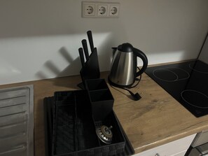 Mikrovågsugn, ugn, spishäll och diskmaskin