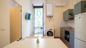 Kühlschrank, Ofen, Herdplatte, Wasserkocher mit Kaffee-/Teezubehör