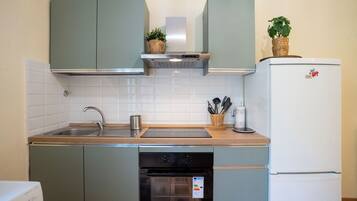 Fridge, oven, stovetop, coffee/tea maker