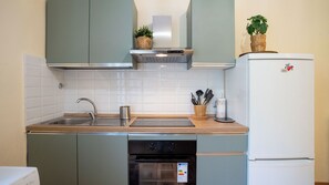 Fridge, oven, stovetop, coffee/tea maker