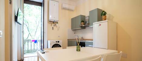 Frigorífico, horno, placa de cocina y cafetera o tetera