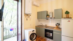 Fridge, oven, stovetop, coffee/tea maker