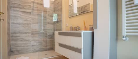 Shower, free toiletries, hair dryer, bidet