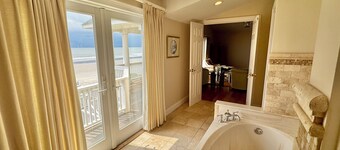 Oceanfront w/ sandy beach all day! 4100sq ft. Retreat w/ Private walk, Pet’s ok!