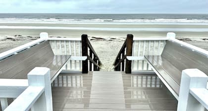 Oceanfront w/ sandy beach all day! 4100sq ft. Retreat w/ Private walk, Pet’s ok!
