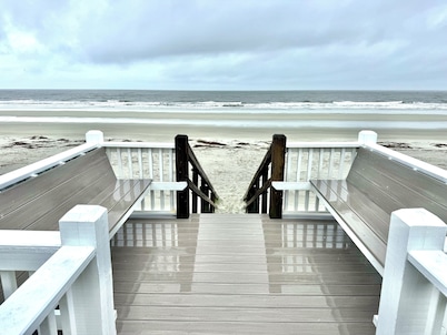 Oceanfront w/ sandy beach all day! 4100sq ft. Retreat w/ Private walk, Pet’s ok!