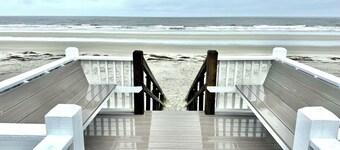 Oceanfront w/ sandy beach all day! 4100sq ft. Retreat w/ Private walk, Pet’s ok!