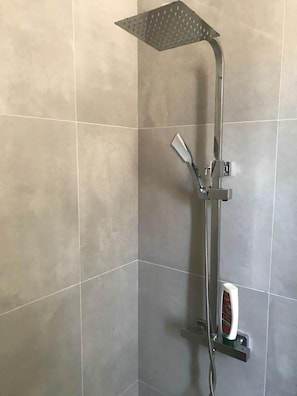 Shower dan handuk