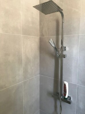 Shower, towels - Cozy Shengjin Apartment With Sea View (Shengjin)