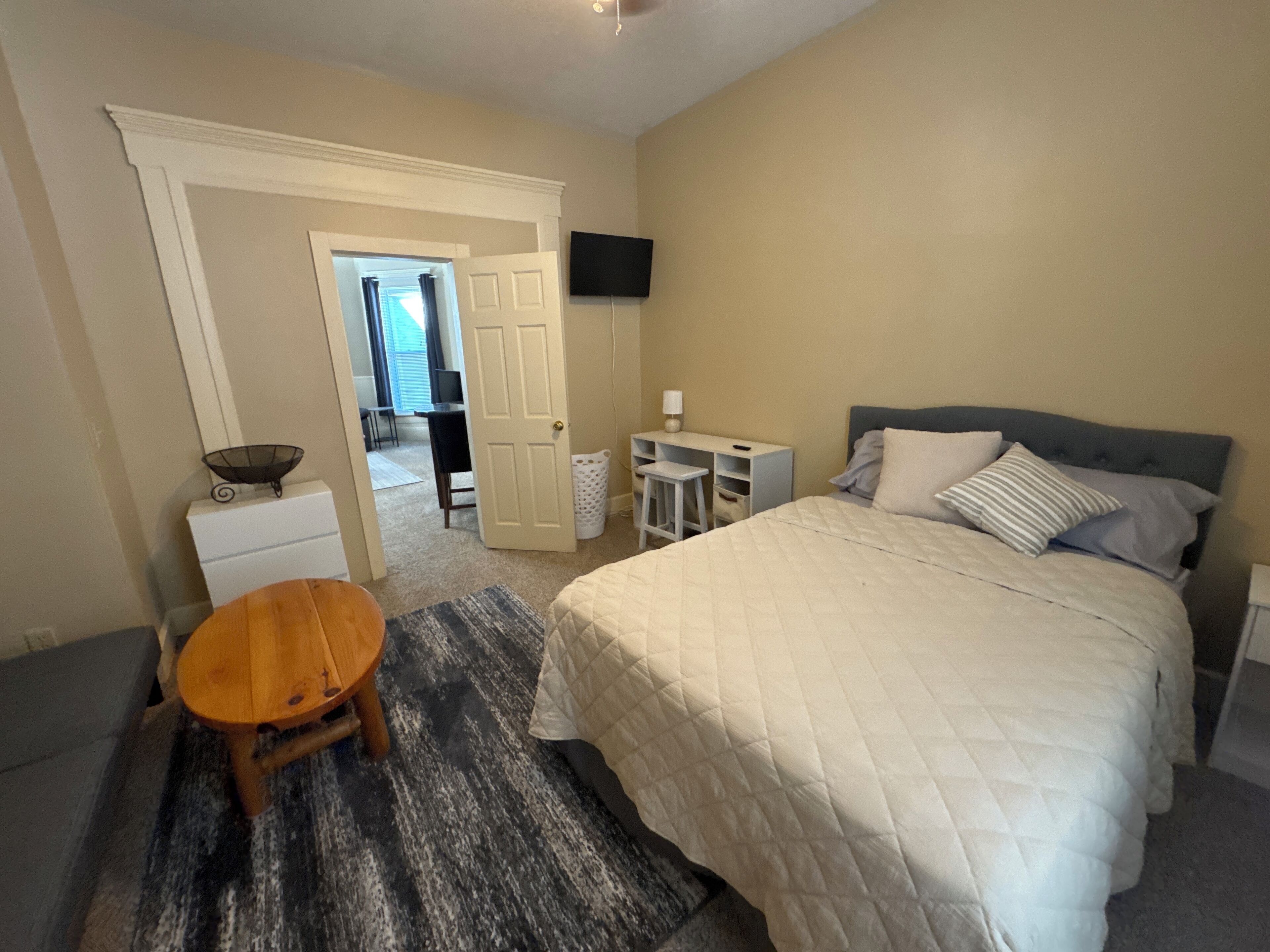 2 多间卧室、办公桌、WiFi、床单