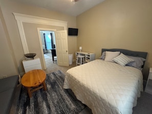 2 bedrooms, desk, WiFi, bed sheets