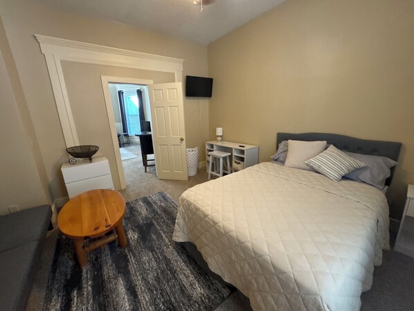 2 bedrooms, desk, WiFi, bed sheets