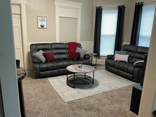 Cozy Columbus Apartment - 1 mile from Cummins HQ & Downtown