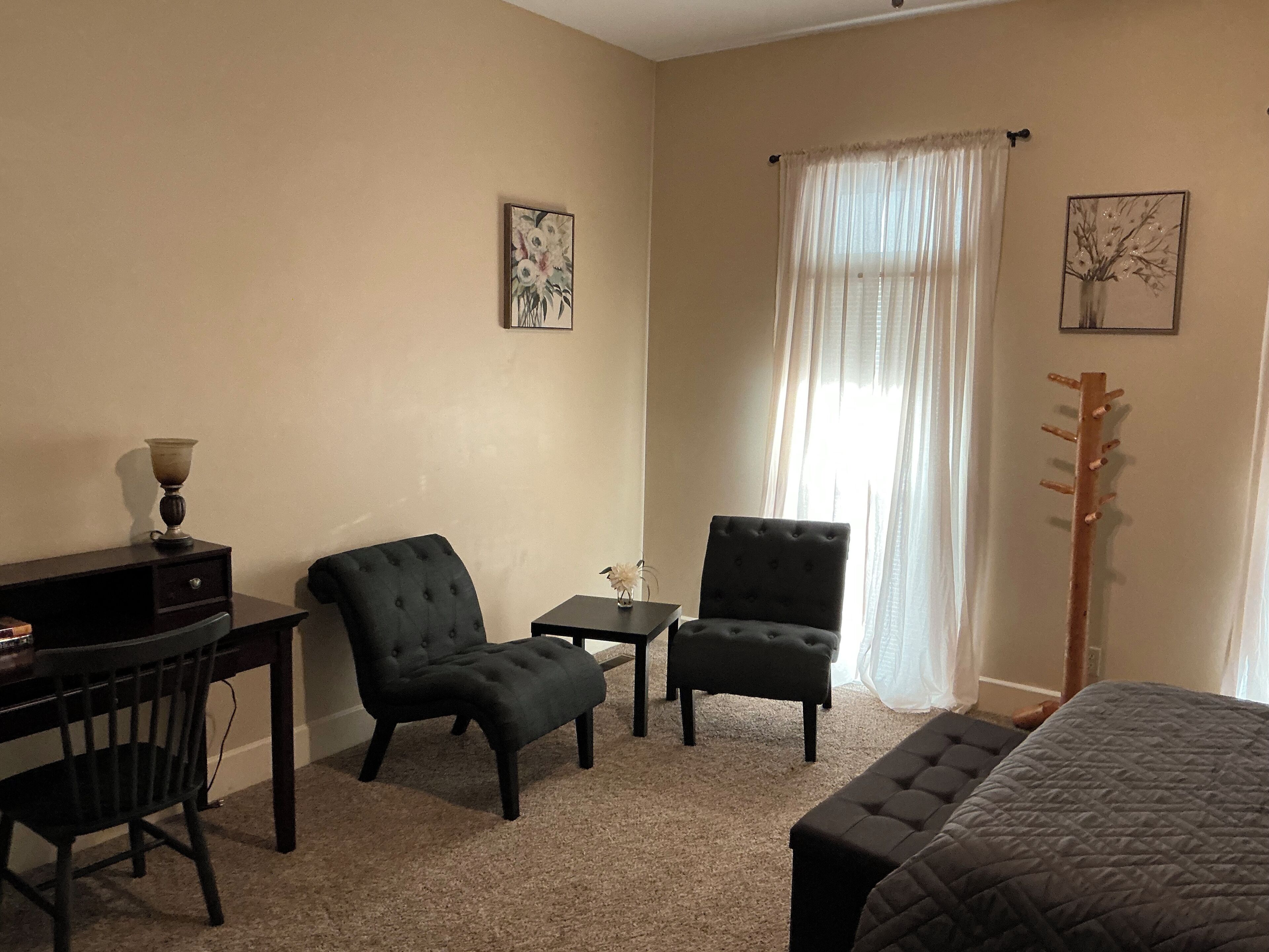 2 bedrooms, desk, WiFi, bed sheets