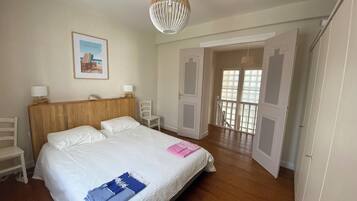 5 slaapkamers, een strijkplank/strijkijzer, wifi