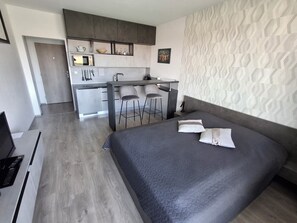 Iron/ironing board, WiFi, bed sheets