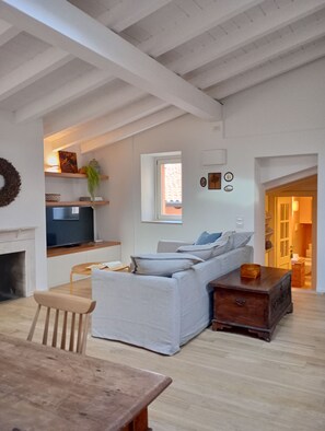 TV - Delightful attic in historic center square (Lombardia)