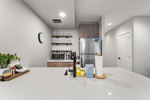 Réfrigérateur, four à micro-ondes, lave-vaisselle, cafetière-théière