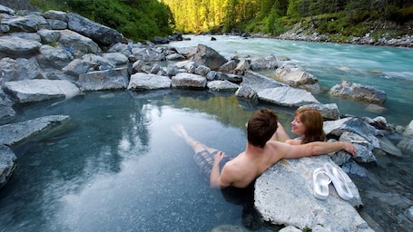 Spa. The Piper Pad – Cozy Tiny Home Escape in Canal Flats, BC