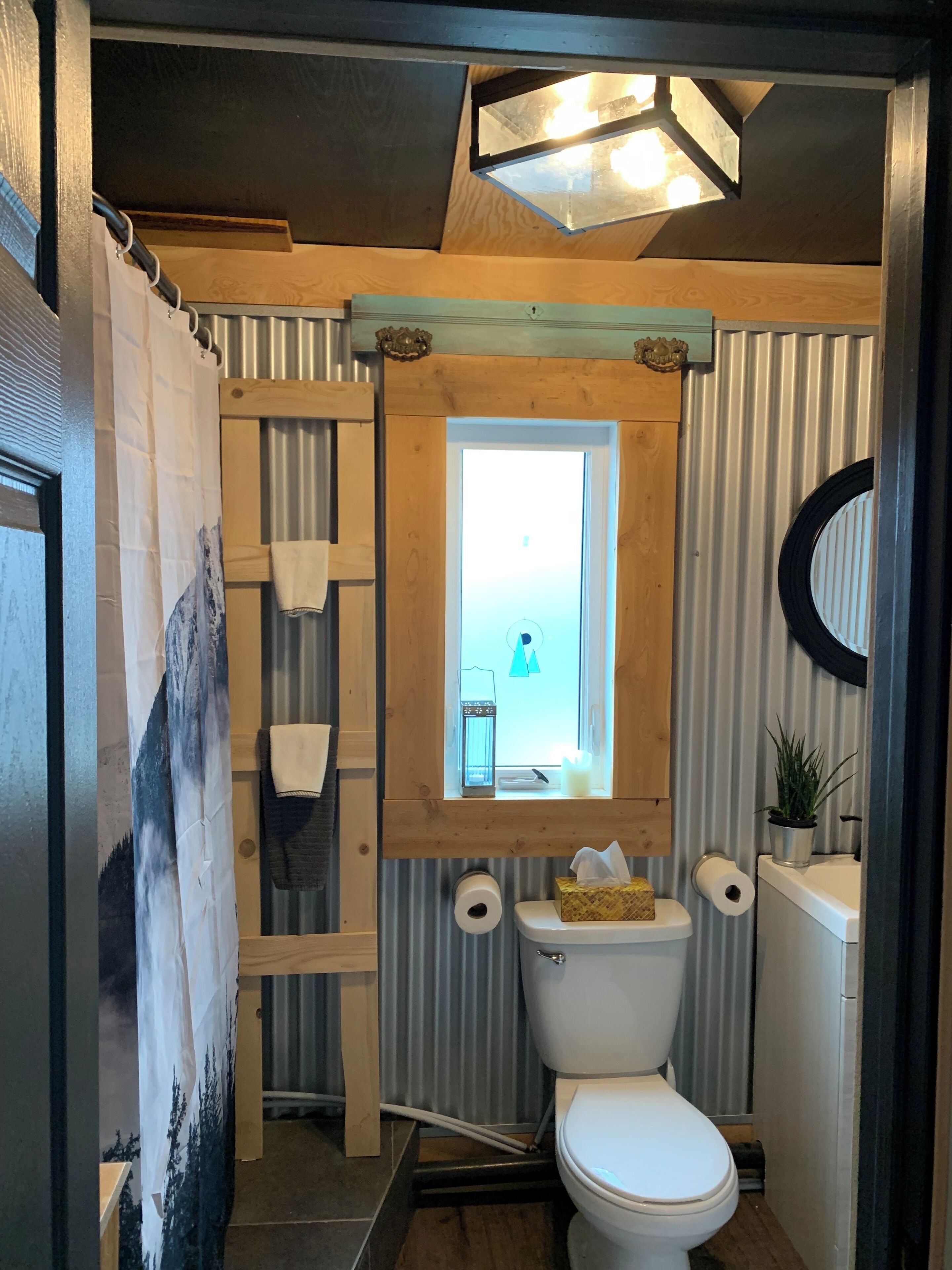 Een haardroger, handdoeken, zeep, toiletpapier