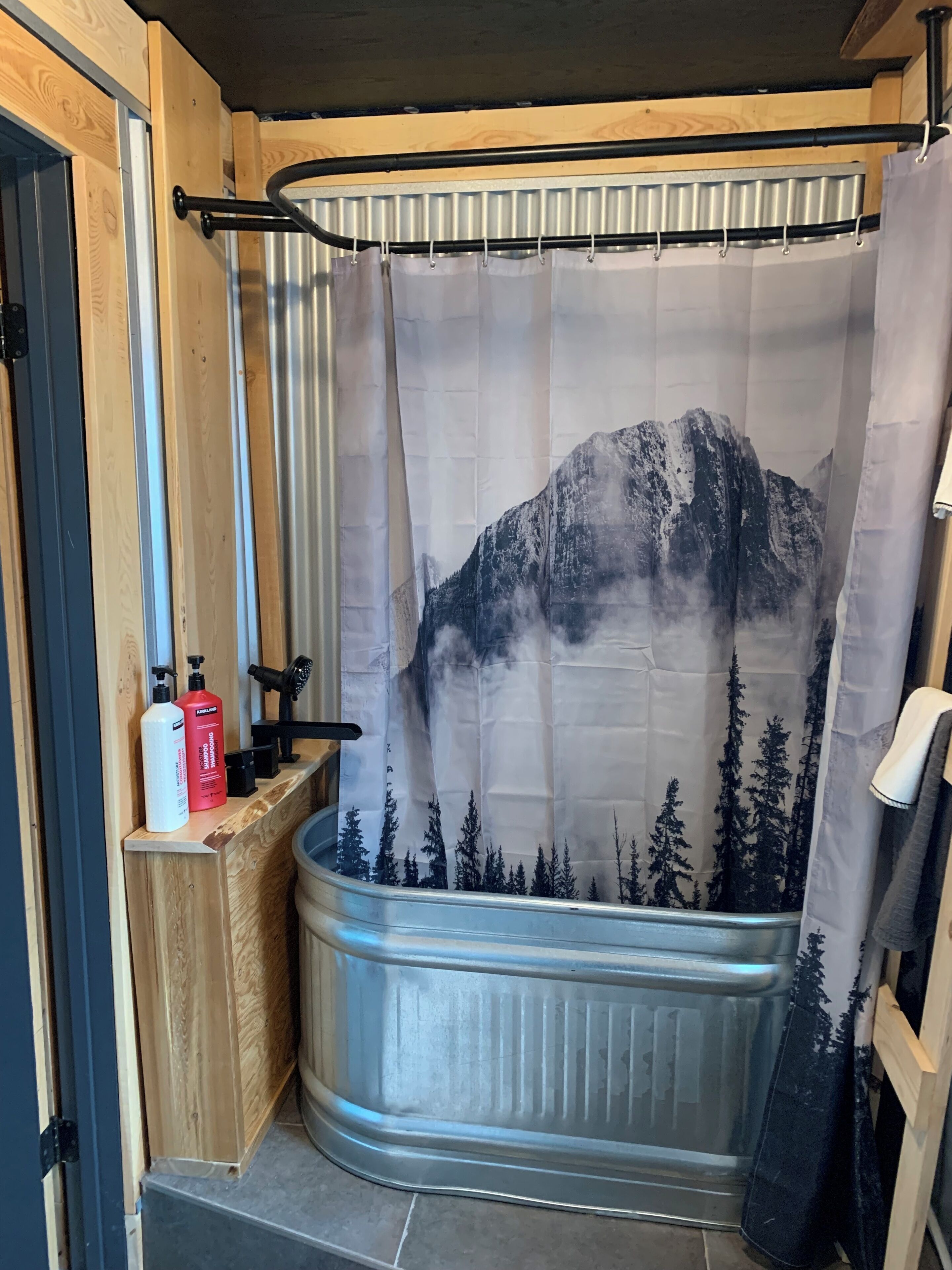 Secador de pelo, toallas, jabón y papel higiénico