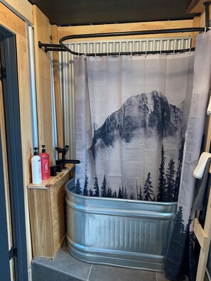 吹风机、毛巾、肥皂、卫生纸